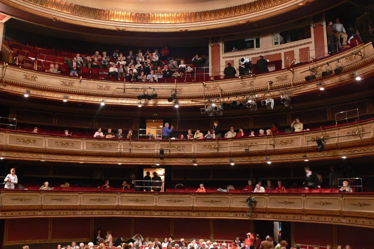 Balcones escalonados en rojo y dorado en el auditorio del Teatro de la Zarzuela.
